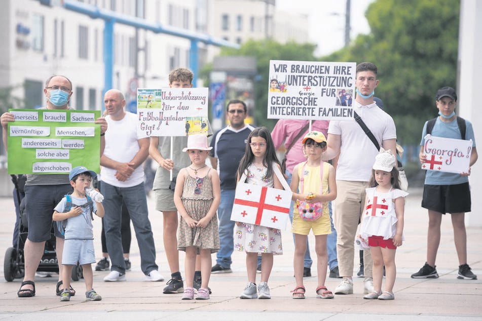 Auch am Sonntag protestierten Menschen am Dresdner Kulturpalast gegen die Abschiebung gut integrierter georgischer Mitbürger.
