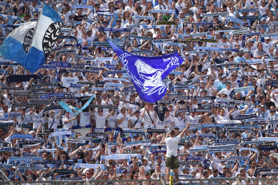 Fans des TSV 1860 München jubeln im Stadion an der Grünwalder Straße.