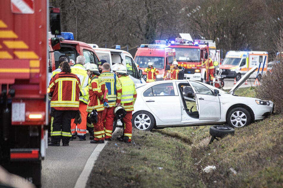 Ein Mitsubishi kam im Straßengraben zum Stehen.