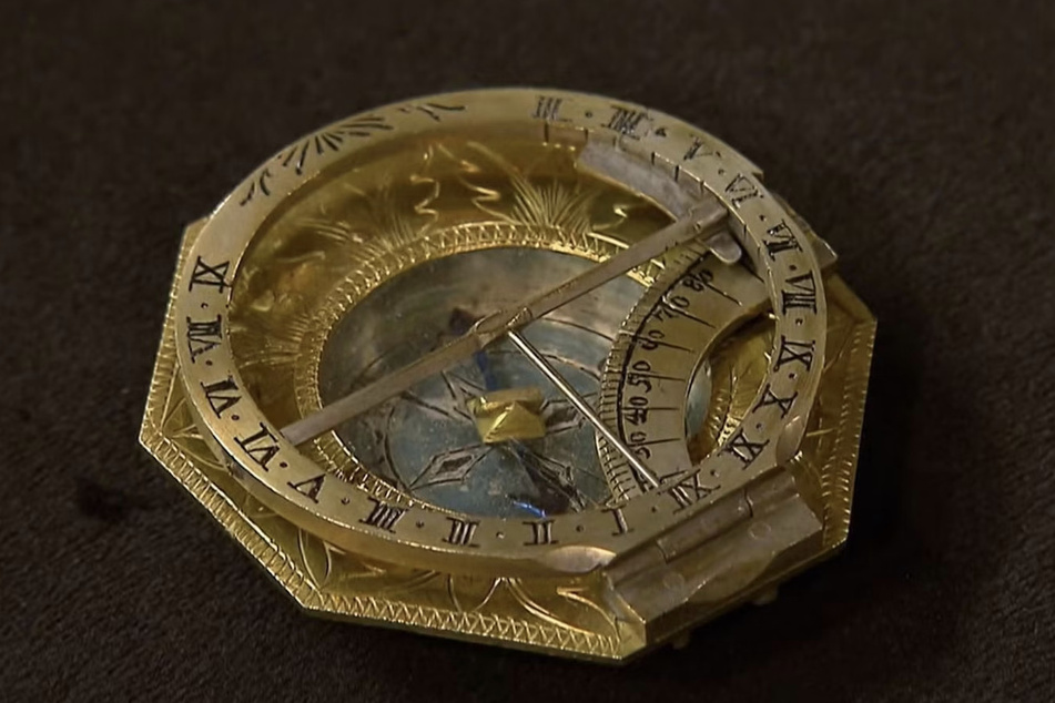 Bei dem Objekt handelt es sich um eine Sonnenuhr, die zwischen 1800 und 1820 hergestellt wurde.