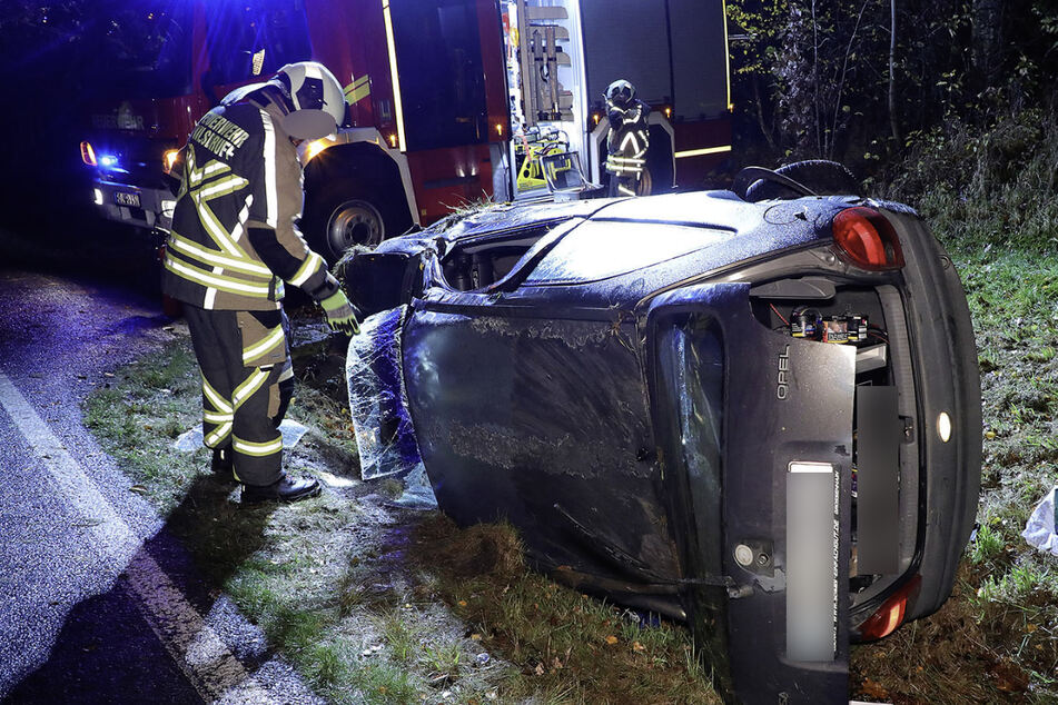 Nasse Fahrbahn Schuld? Autos landen in Straßengraben, zwei Verletzte!