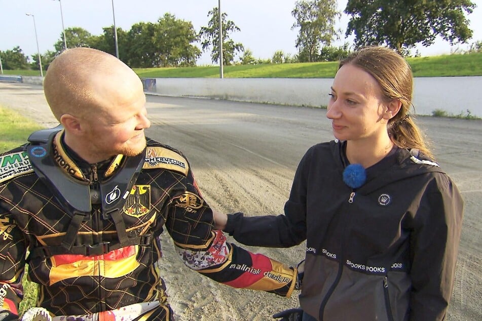 Auf der Speedway-Rennstrecke will der 32-jährige Junggeselle mit seinem Können auf dem motorisierten Zweirad punkten.