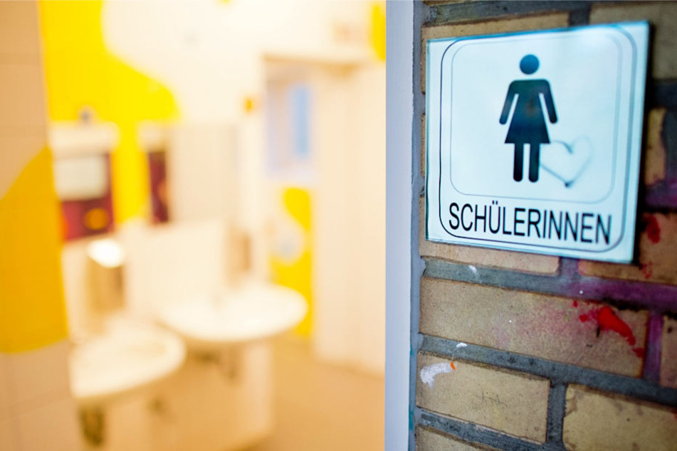 Die Schultoilette ist für viele Schülerinnen und Schüler ein Ort des Ekels (Archivbild).