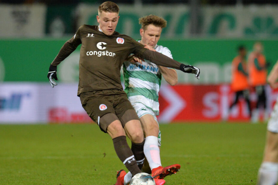 Viktor Gyökeres (links) von FC St. Pauli spielt gegen Paul Jaeckel von Fürth. (Archivbild)