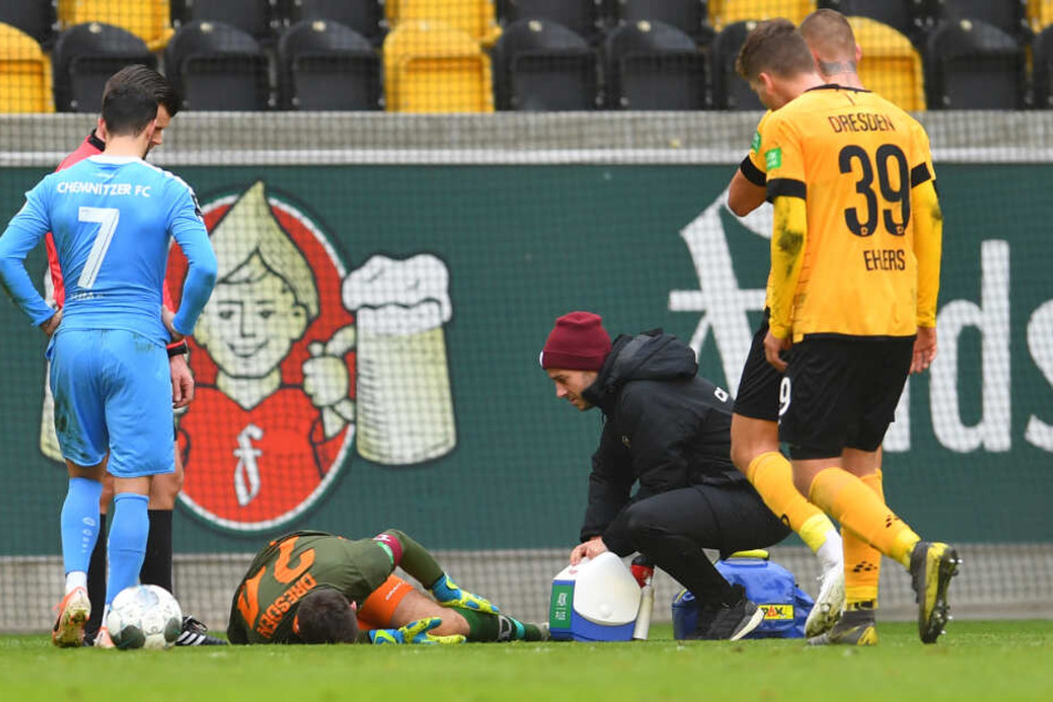 Dynamo Keeper Wiegers am Boden. Er musste verletzt ausgewechselt werden.