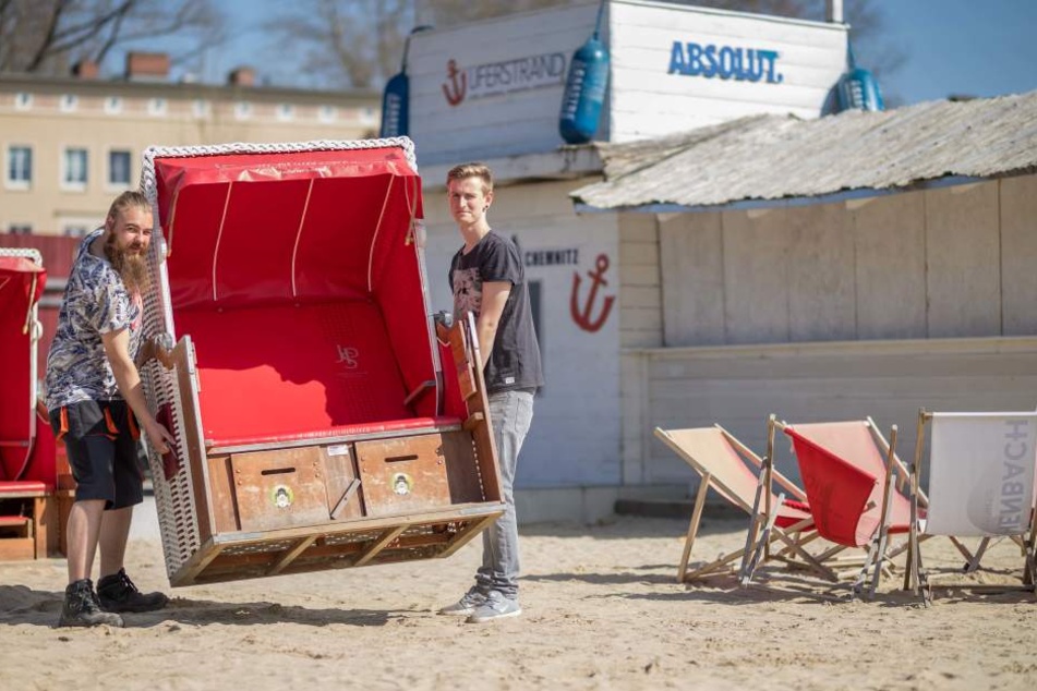 Am Uferstrand bringen Michel (27) und Eric Weißenfels (24) schon mal die Strandkörbe in Position.