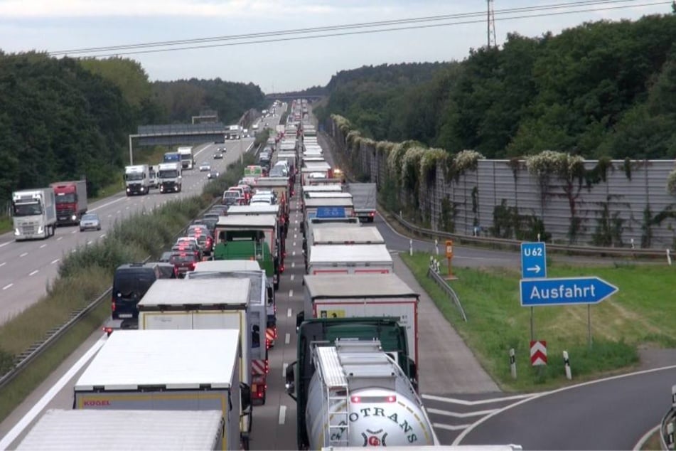 Auch zehn Stunden nach dem ersten Unfall bilden die Auto- und Lkw-Fahrer auf der A2 bei Magdeburg keine Rettungsgasse. Sollte wieder ein Unfall passieren, gibt es wieder kein Durchkommen für die Rettungskräfte.