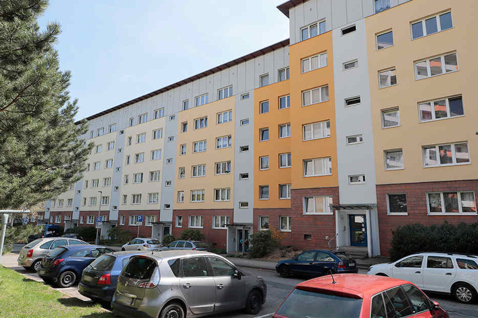 In Chemnitz wurde eine Frau mit lebensbedrohlichen Verletzungen in einer Wohnung gefunden.