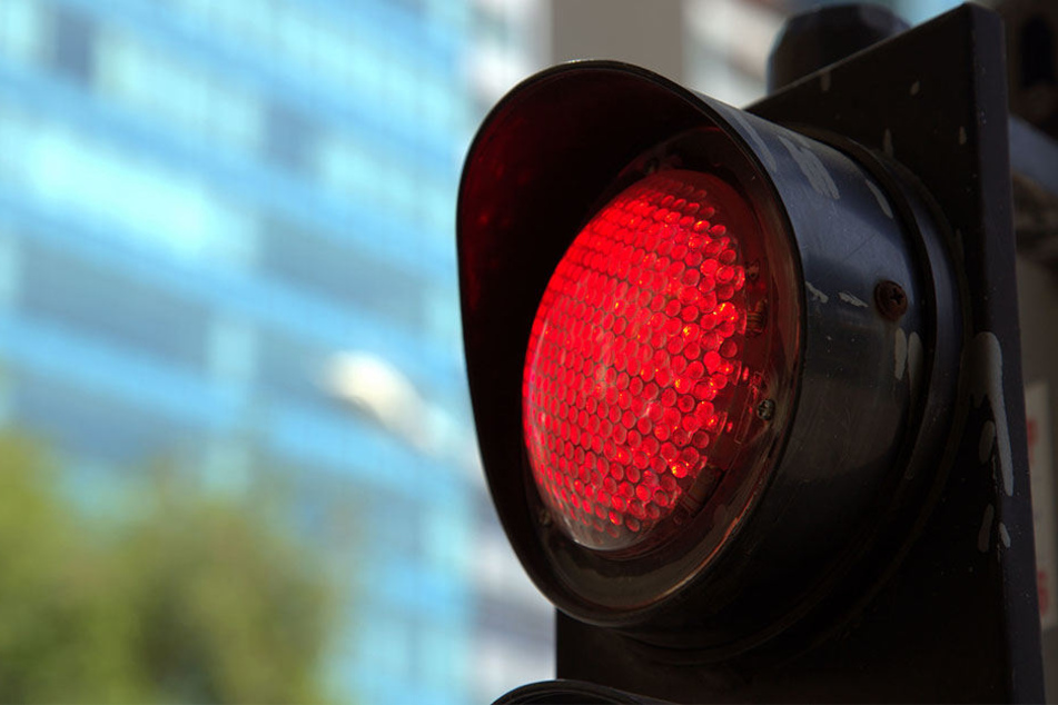 Weil die Ampel rot zeigte, hielt ein Autofahrer an. (Symbolbild)
