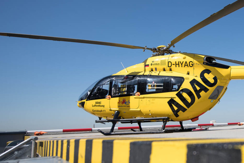 Mit einem Rettungshubschrauber wurde sie in eine Klinik gebracht. (Symbolbild)