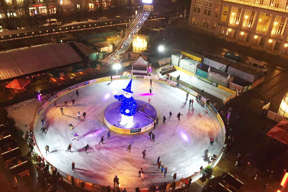Die Eisfläche vor dem Leipziger Opernhaus hat einen Durchmesser von 35 Metern.