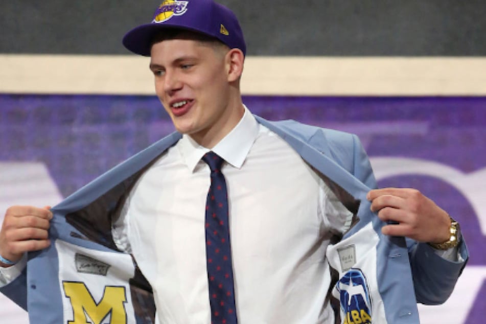 Moritz Wagner (21) am Ziel seiner Träume bei den L.A. Lakers: In seinem Jacket seine beiden Ex-Vereine ALBA Berlin und die Michigain Wolverines.