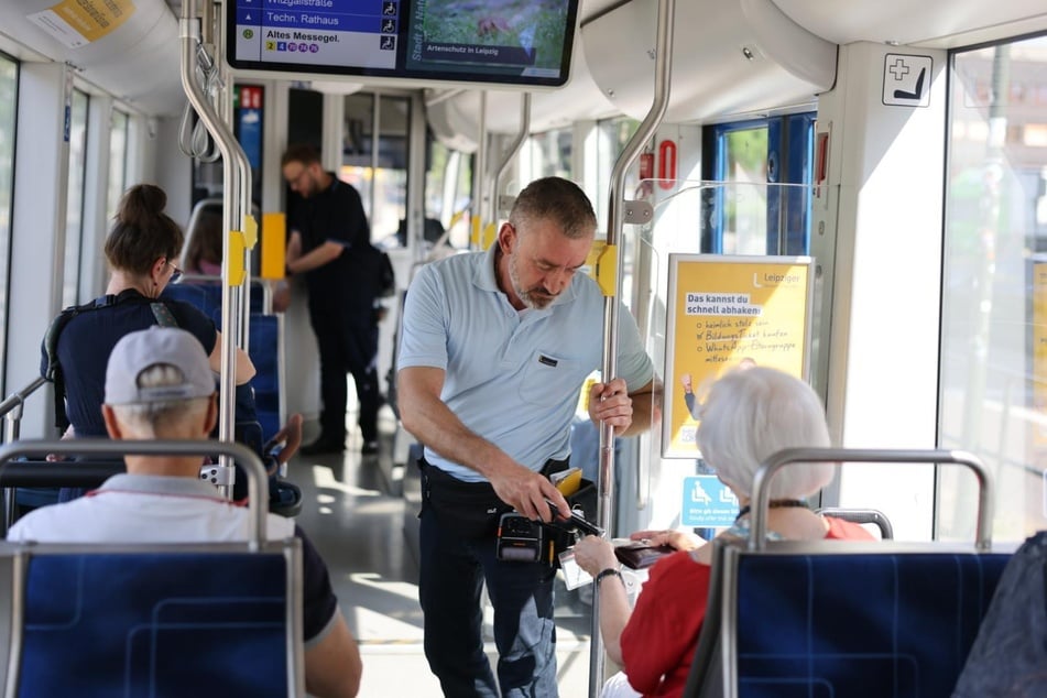 Zum Job gehört es nicht nur, die Fahrkarten zu überprüfen. Dirk und Philipp beraten auch bei Fragen rund um das Bus- und Straßenbahnnetz.