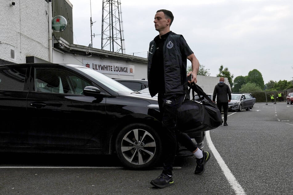 Leon Pöhls (29) in Irland auf dem Weg zu einem Liga-Spiel. Jetzt führt sein Weg nach Deutschland zurück. (Archivfoto)