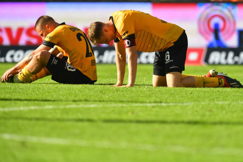 Bei Dynamo waren auch die eigentlichen Führungsspieler am Boden: Patrick Ebert (l.) und Marco Hartmann sanken nach der Heimniederlage gegen Bielefeld und Ex-Coach Uwe Neuhaus frustriert auf den Rasen im Harbig-Stadion.