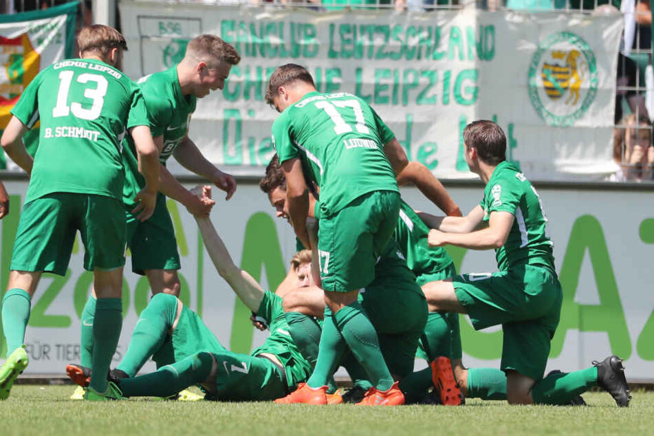 Da ist sie, die Führung! Alexander Bury (am Boden) traf von der Strafraumgrenze mit einem wunderschönen Schuss in den Winkel zum 1:0.