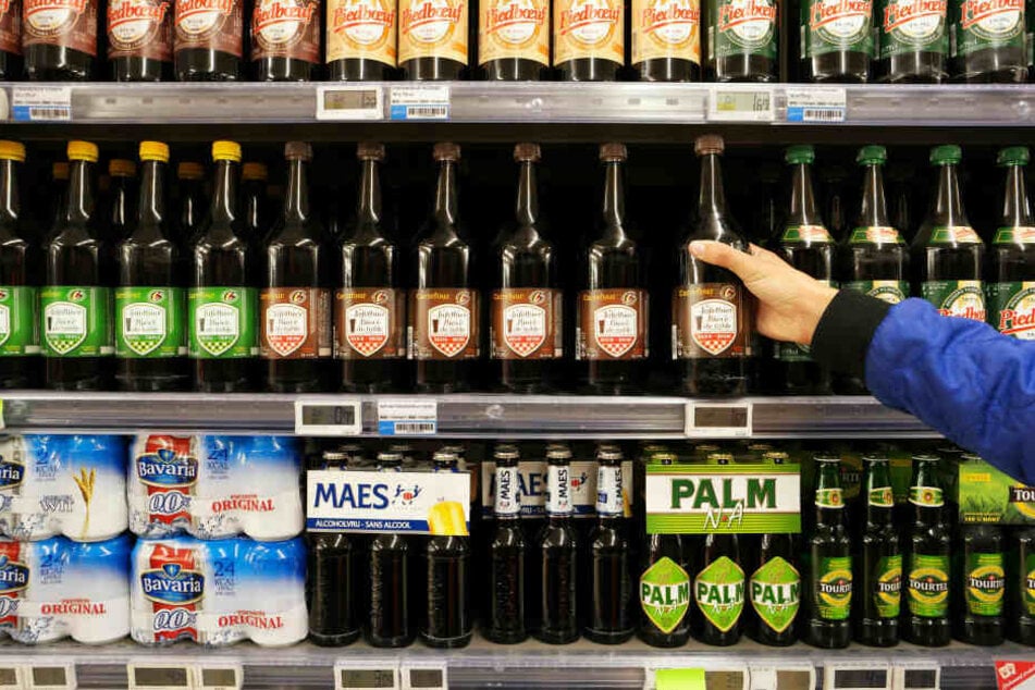 Nachdem er sieben Bierflaschen einsteckte und den Markt ohne zu bezahlen verlassen wollte, stellten sich einen 33-Jährigen zwei Männer in den Weg. (Symbolbild)