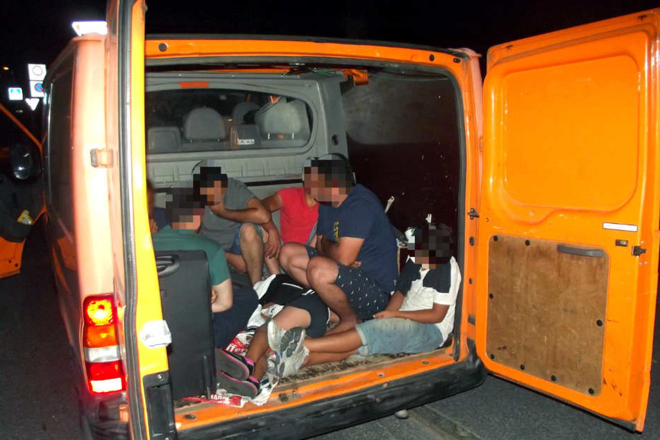 Schleuser schmuggelt 14 Migranten in Transporter über Grenze