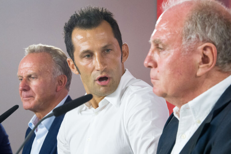 Hasan Salihamidzic (M.) wird von Karl-Heinz Rummenigge (l.) und Uli Hoeneß (r.) stets gelobt.