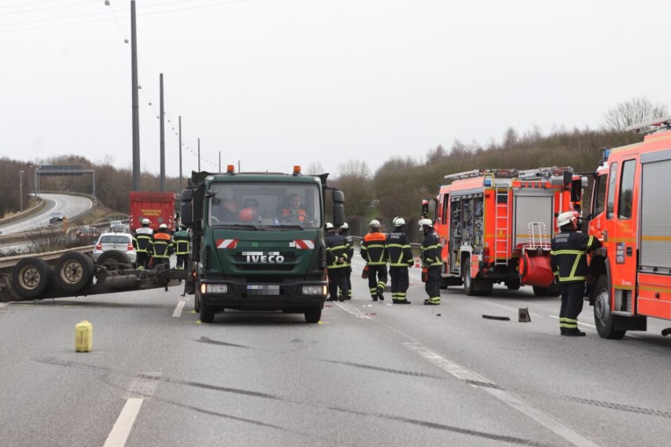 Zahlreiche Einsatzkräfte stehen an der Unfallstelle.