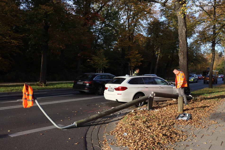 Erst fällte der BMW eine Laterne, dann fuhr er gegen einen Baum.