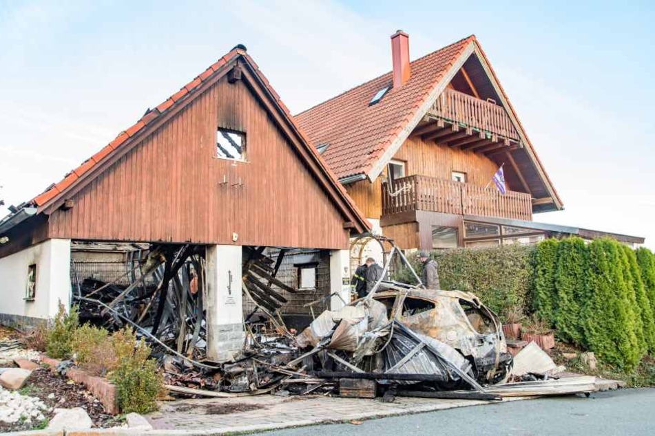 Das Feuer brach in der Garage aus.