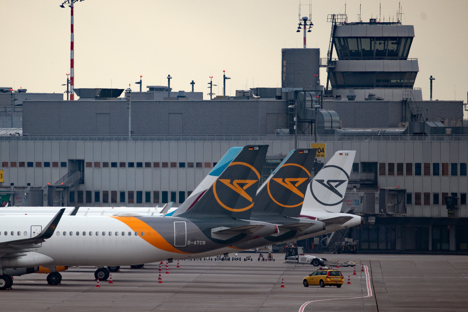 Flugzeuge parken am Flughafen Köln/Bonn.
