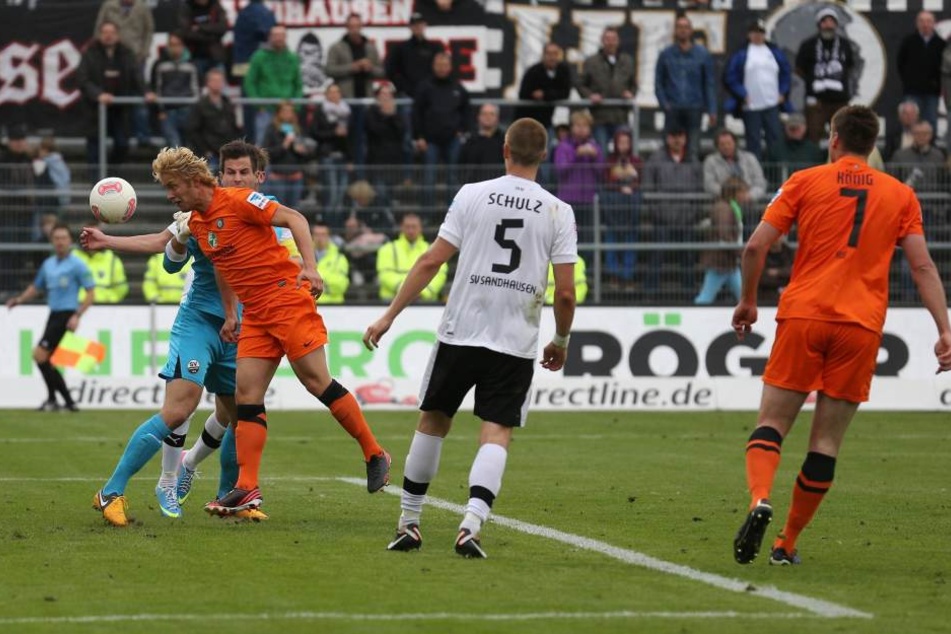 2013 in Sandhausen: Jan Hochscheidt (links) köpft dem Torhüter den Ball aus den Armen und rettet Aue.