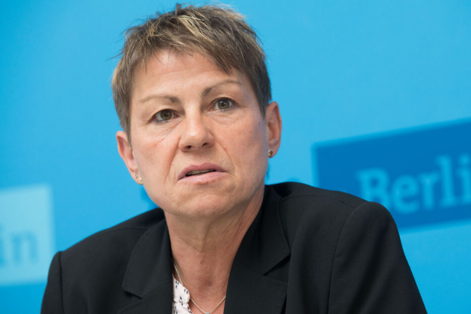 Berlins Sozialsenatorin Elke Breitenbach (Die Linken) spricht während einer Pressekonferenz zur Bearbeitung von Asylverfahren durch das Bundesamt für Migration und Flüchtlinge (BAMF). (Archivbild)