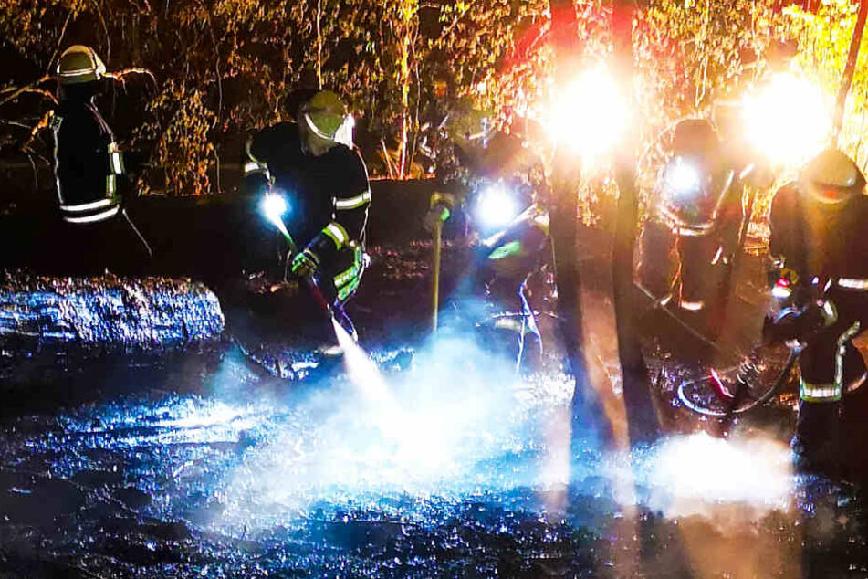 Das Foto zeigt Einsatzkräfte der Feuerwehr bei den Löscharbeiten in Breuberg.