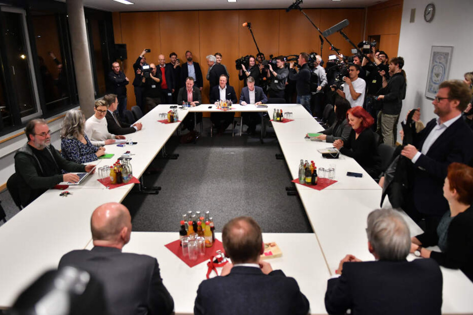 Vertreter der Parteien verhandelten am Dienstag stundenlang, am Mittwoch soll es weiter gehen.