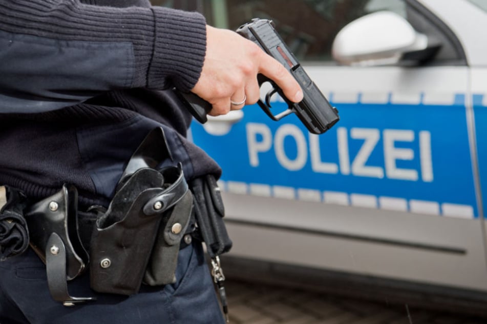 Einer Frau schlug er sogar zweimal mit der Faust ins Gesicht (Symbolfoto).