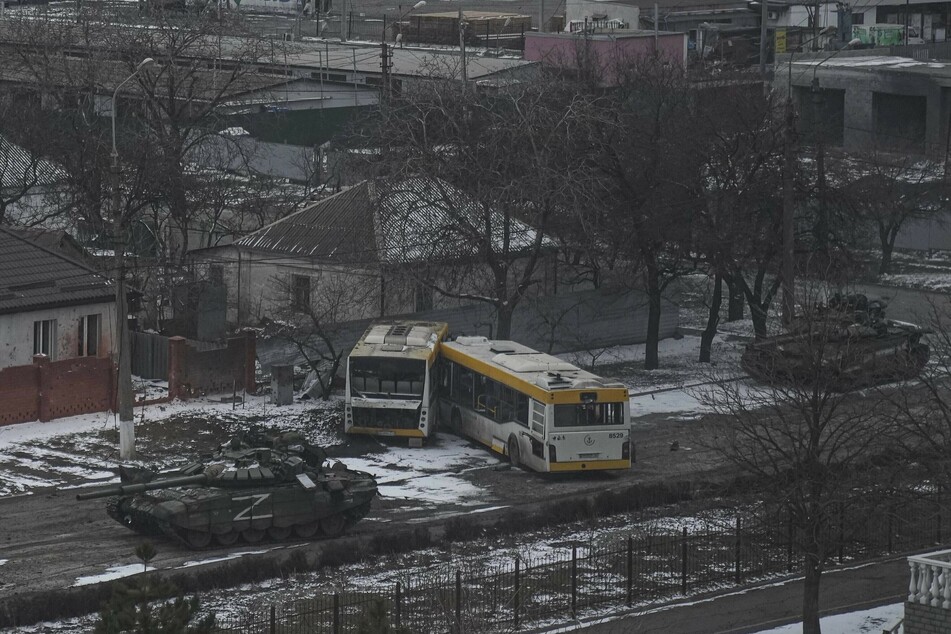 Russische Panzer fahren auf einer Straße am Stadtrand von Mariupol. Mariupol ist seit Wochen von russischen Truppen eingeschlossen. Die humanitäre Lage in der Stadt gilt als katastrophal, Hunderttausende Menschen harren unter schweren Bedingungen aus.