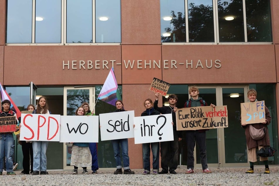 Aktivisten von "Fridays for Future" taten am Freitagnachmittag ihren Unmut vor der SPD-Landeszentrale in Dresden kund.