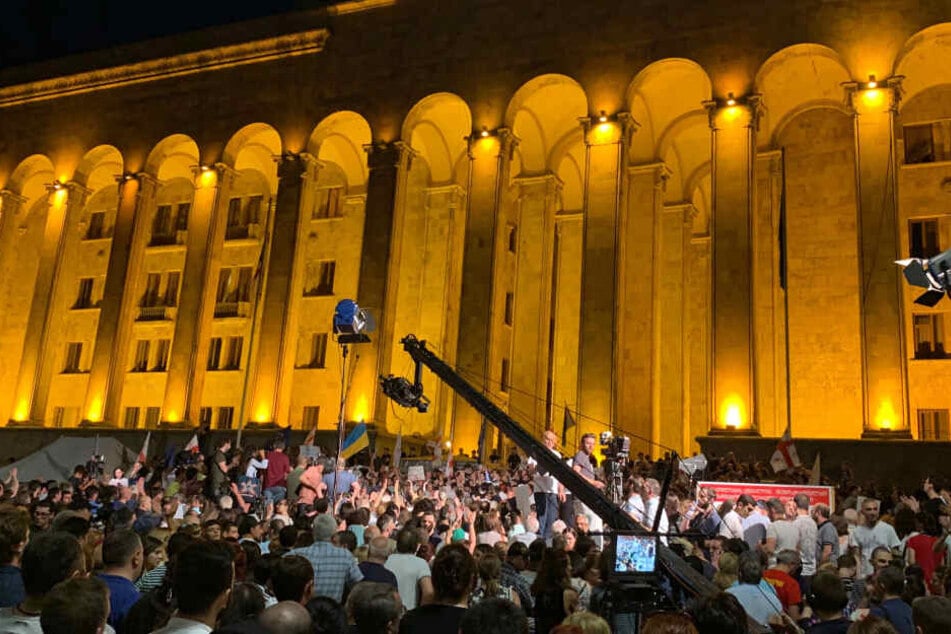 Tausende Demonstranten versuchten am Abend, das Parlament in der georgischen Hauptstadt Tiflis zu stürmen.