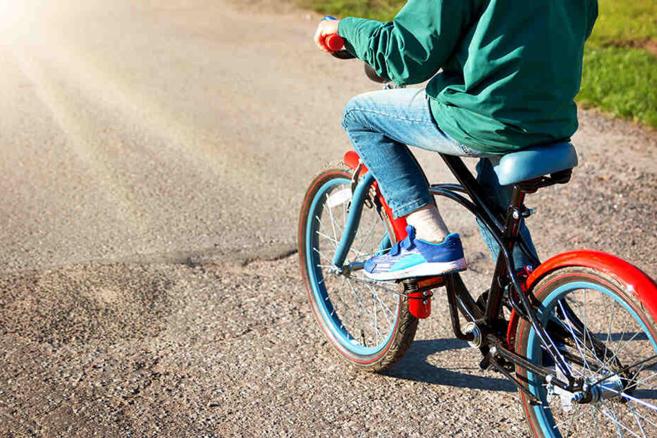 Der Junge durfte sich über ein neues Fahrrad freuen.