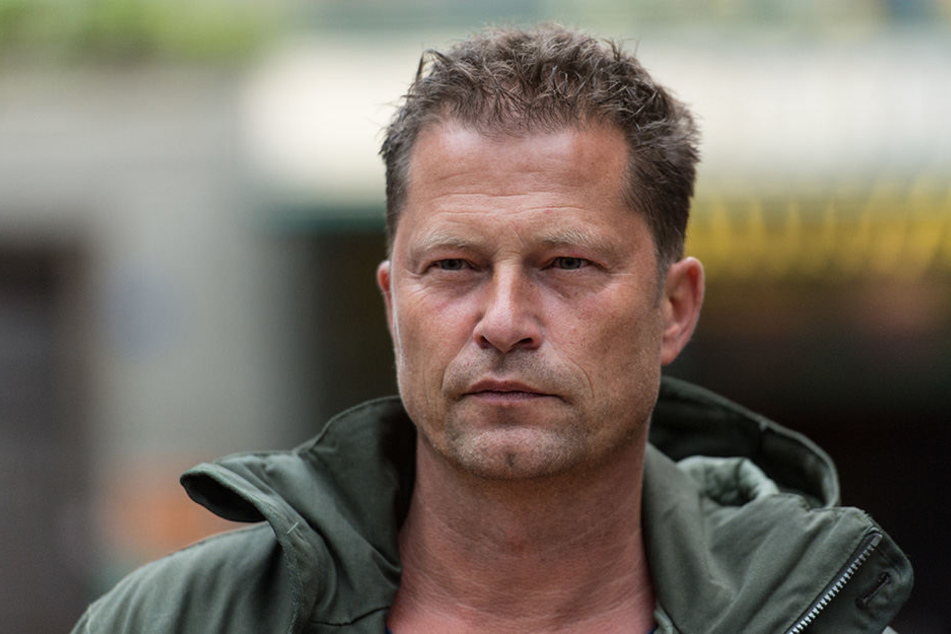 Til Schweiger bedankt sich bei den Polizisten für ihren Einsatz.