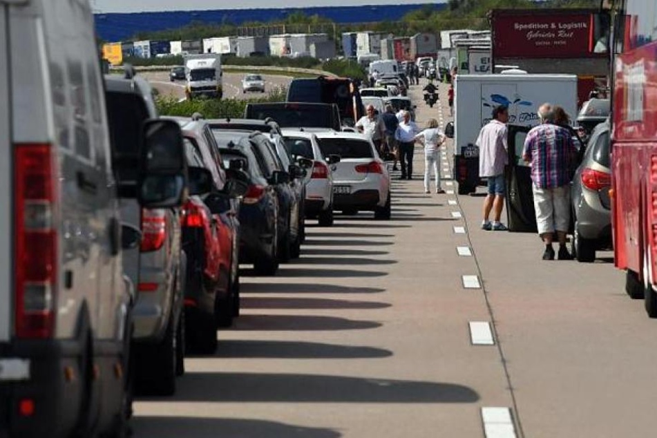 Ein Brand auf der A8 sorgte für einen kilometerlangen Stau. (Symbolbild)
