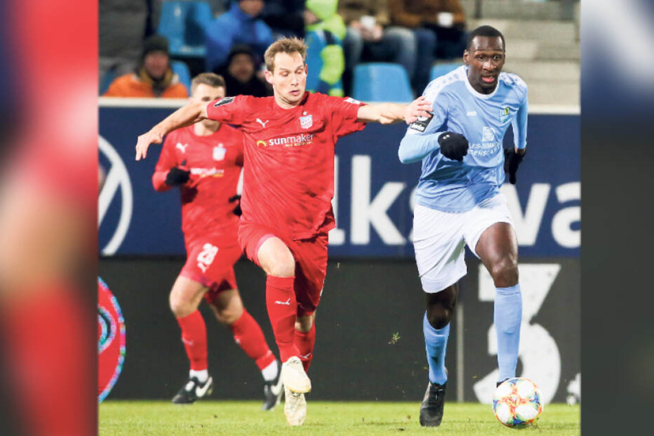Tarsis Bonga (r.) will dem Zwickauer René Lange davonziehen, der versucht, den Chemnitzer am Oberarm zu halten.