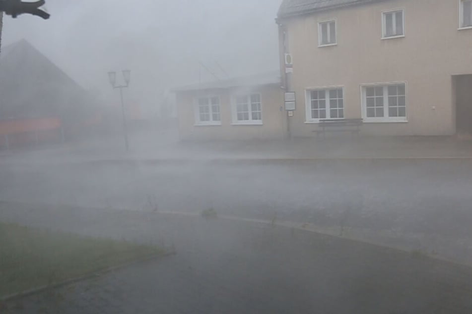 Am Sonntag zog ein heftiges Gewitter mit Starkregen über das Erzgebirge.