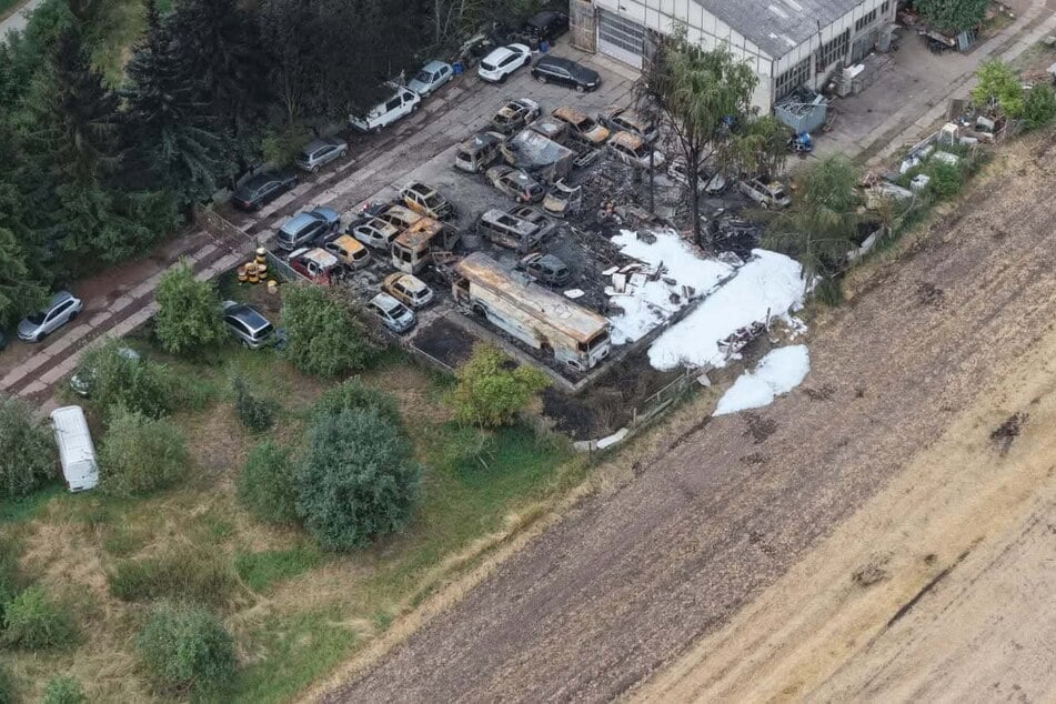 Mindestens 20 Autos wurden auf dem Gelände beschädigt.