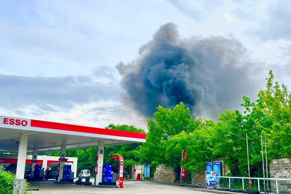 Eine große, schwarze Rauchwolke stieg am Freitagmorgen über Dresden empor.