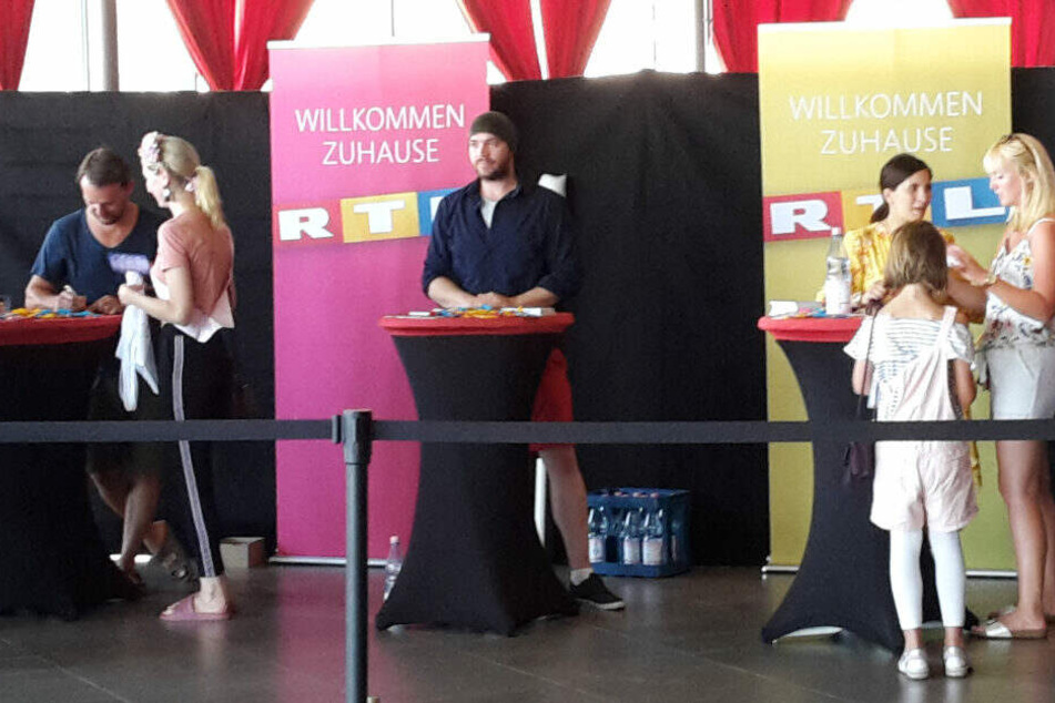Am Rande der Registrierungsaktion schreiben die GZSZ-Stars Nils Schulz, Patrick Heinrich und Chryssanthi Kavazi fleißig Autogramme.