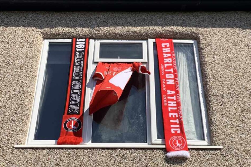 Mit Fanartikeln in ihren Fenstern gedenken Anhänger des Charlton Athletic FC Seb Lewis.