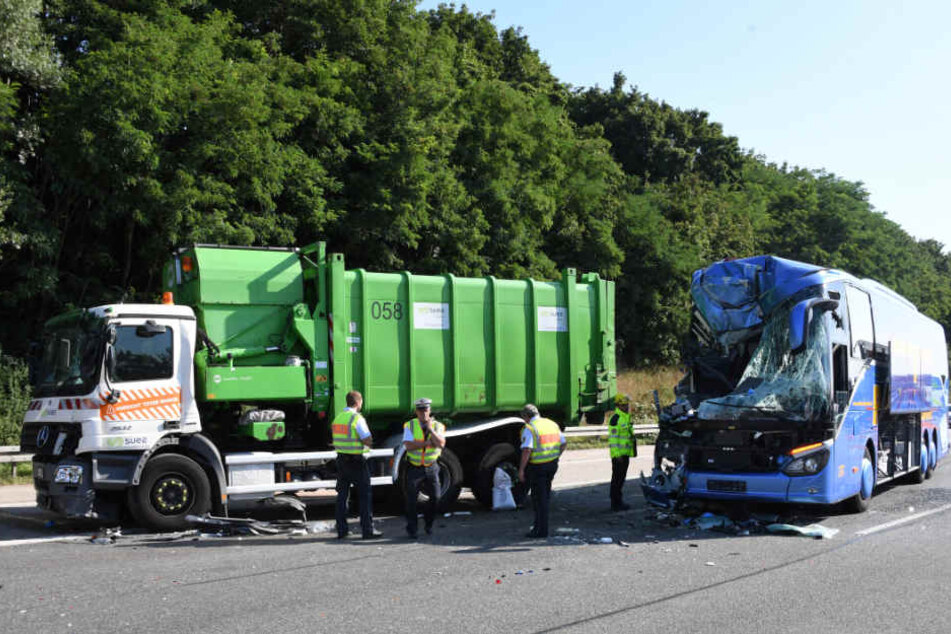 Die beiden Insassen des Müll-Lasters (links) kamen leicht verletzt davon.