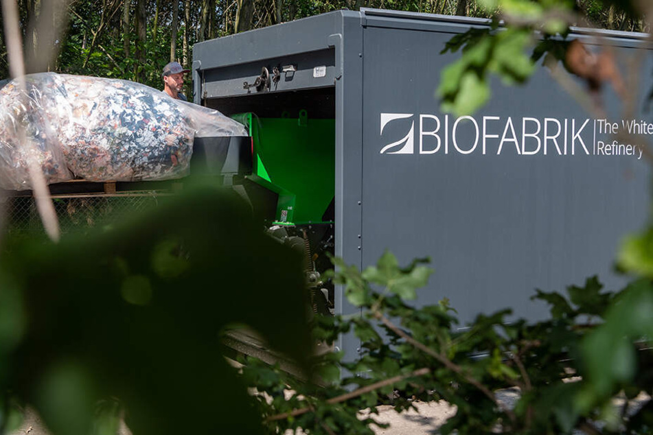 Ein Mitarbeiter der Biofabrik White Refinery GmbH schüttet in die "WastX Plastic" Anlage Plastikmüll zur Rückverwandlung von Öl.