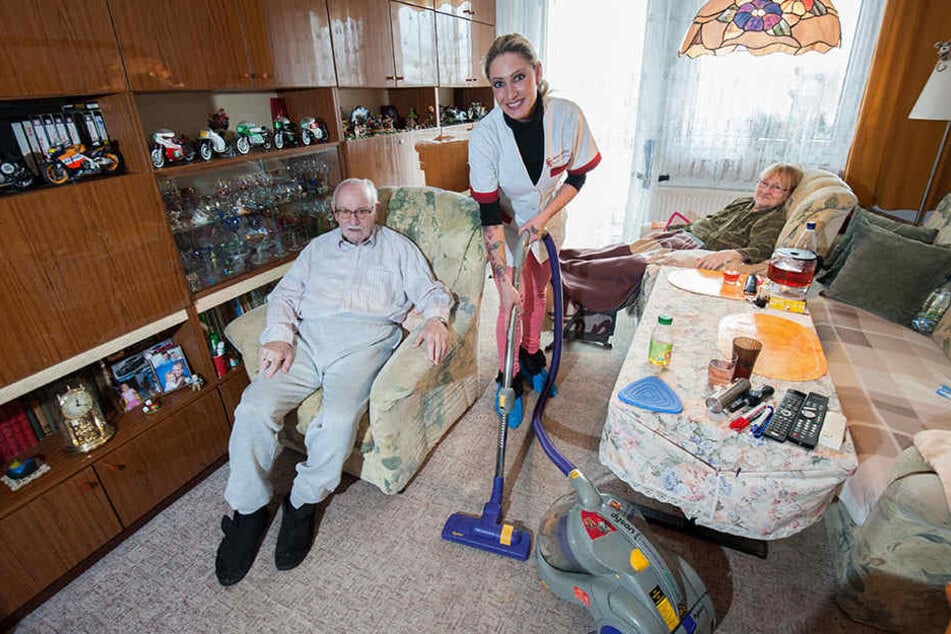 Stripperin Michelle putzt als Altenpflegerin bei Heinz-Jochen Naumann (79) und seiner Frau Renate (76) das Wohnzimmer. 