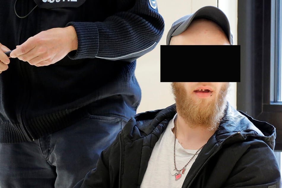 Dennis R. (23) wählte wegen seiner T-Shirts sechsmal den Notruf der Polizei. Dafür musste er sich gestern vor dem Amtsgericht verantworten.