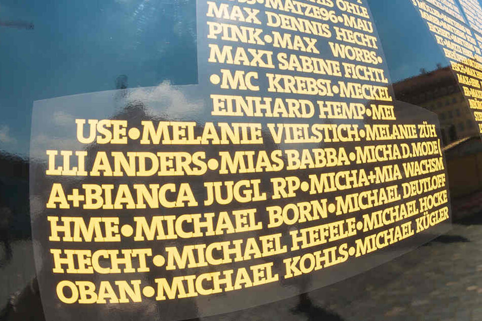 Viele Fans und auch ehemalige Spieler sind auf dem Bus verewigt. So auch Aufstiegs-Kapitän Michael Hefele.