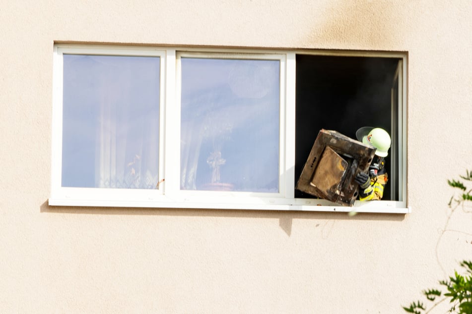 Die Einsatzkräfte hatten bei einem Wohnungsbrand alle Hände voll zu tun.